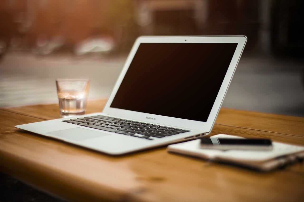 Quienes somos 19 laptop, desk, workspace-336373.jpg